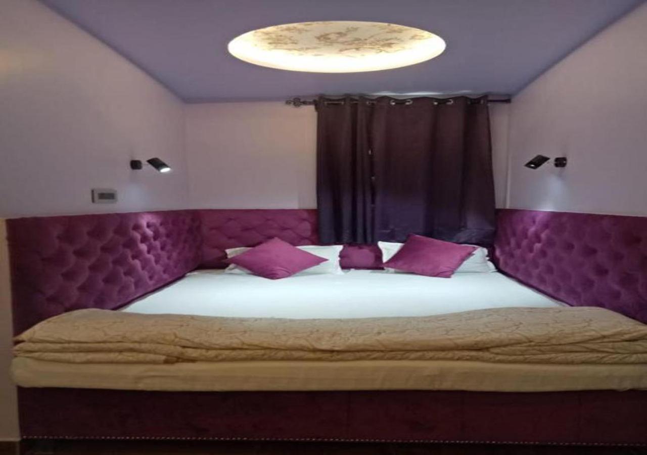 Maya Hotel & Restaurant Агра Екстериор снимка