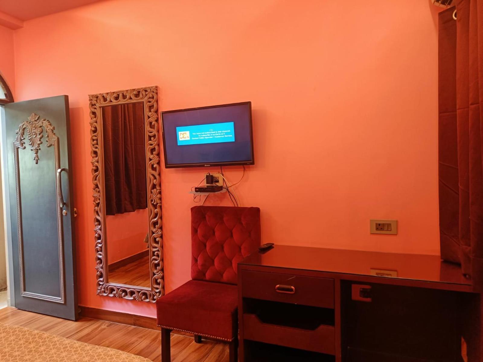 Maya Hotel & Restaurant Агра Екстериор снимка