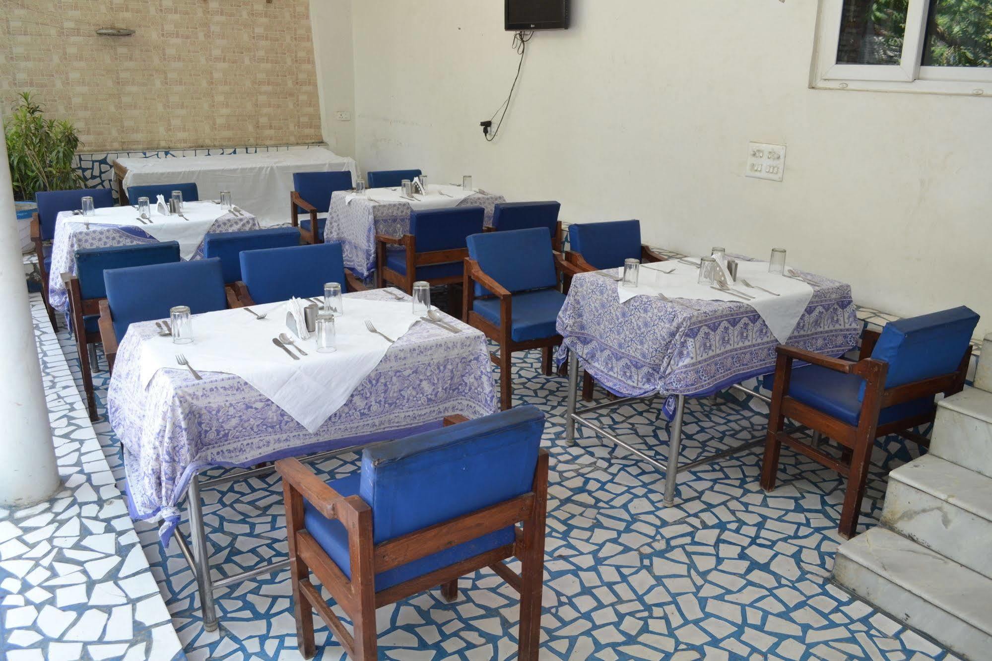Maya Hotel & Restaurant Агра Екстериор снимка